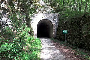 Bahntrasse mit Tunnel